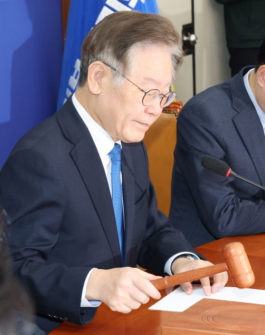 이재명 더불어민주당 대표가 30일 국회에서 최고위원회의를 하고 있다. <연합뉴스>